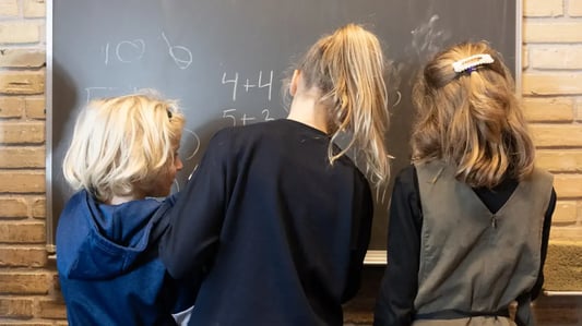 foto - skolebørn + tavle